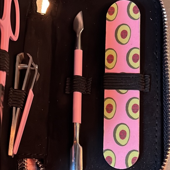 manicure set in “Avocadoze” print-4 tools inside w/zip-closure -NWT-matching bag - Picture 8 of 12